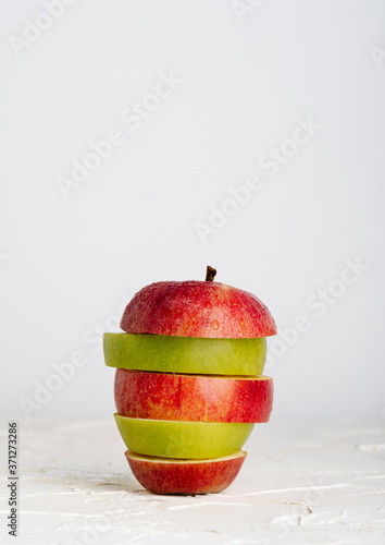 Obraz na płótnie various types of apple slices of different color on white background w salonie