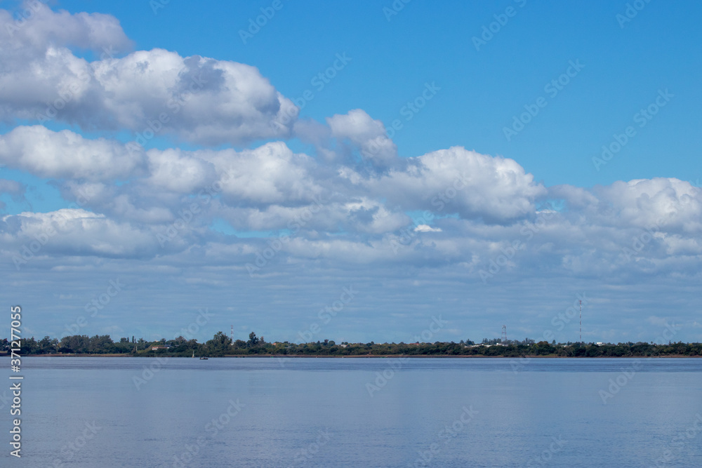 Abajo el agua, arriba el cielo.