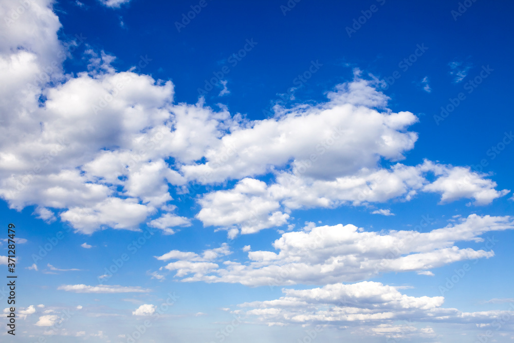 Obraz premium Beautiful blue cloudy sky