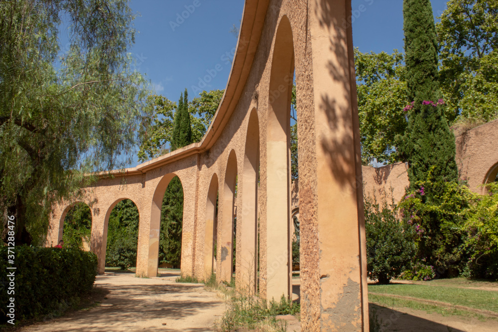 Arcos arquitectónicos en parque.