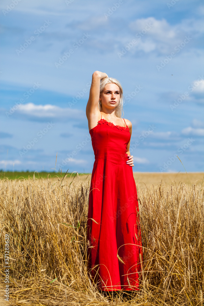 Obraz premium portrait of a young beautiful girl in summer park