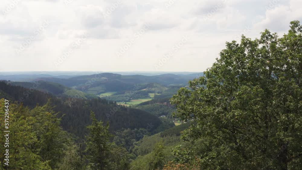 Das Rothaargebirge in Deutschland niedrig vorwärts gefilmt in 4k Das Rothaargebirge in Deutschland niedrig vorwärts gefilmt in 4k