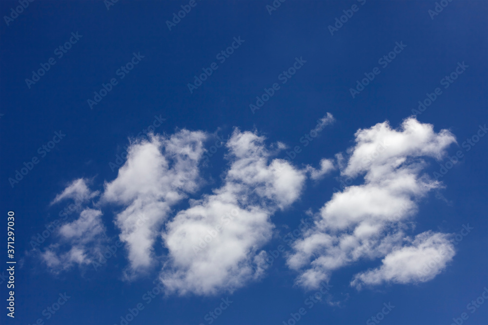 Obraz premium Blue sky and white clouds