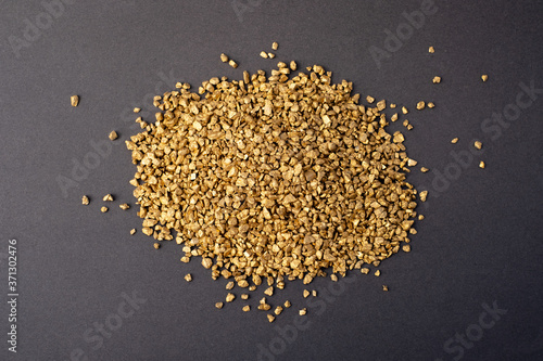 Fototapete Gold granules on gray background