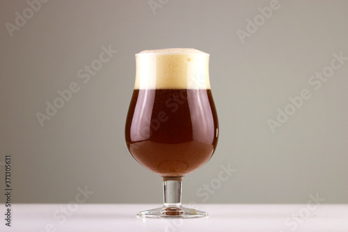 Cuadro en lienzo Glass of deep red craft beer with nice foam