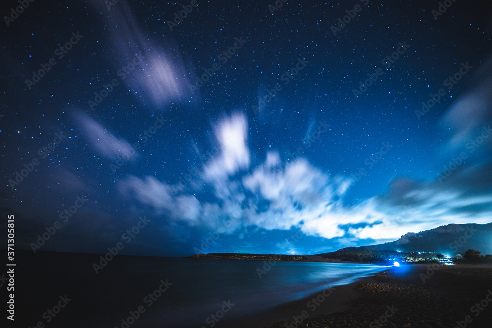 Fototapeta premium Nocturna playa bolonia estrellas perseidas cielo anochecer 