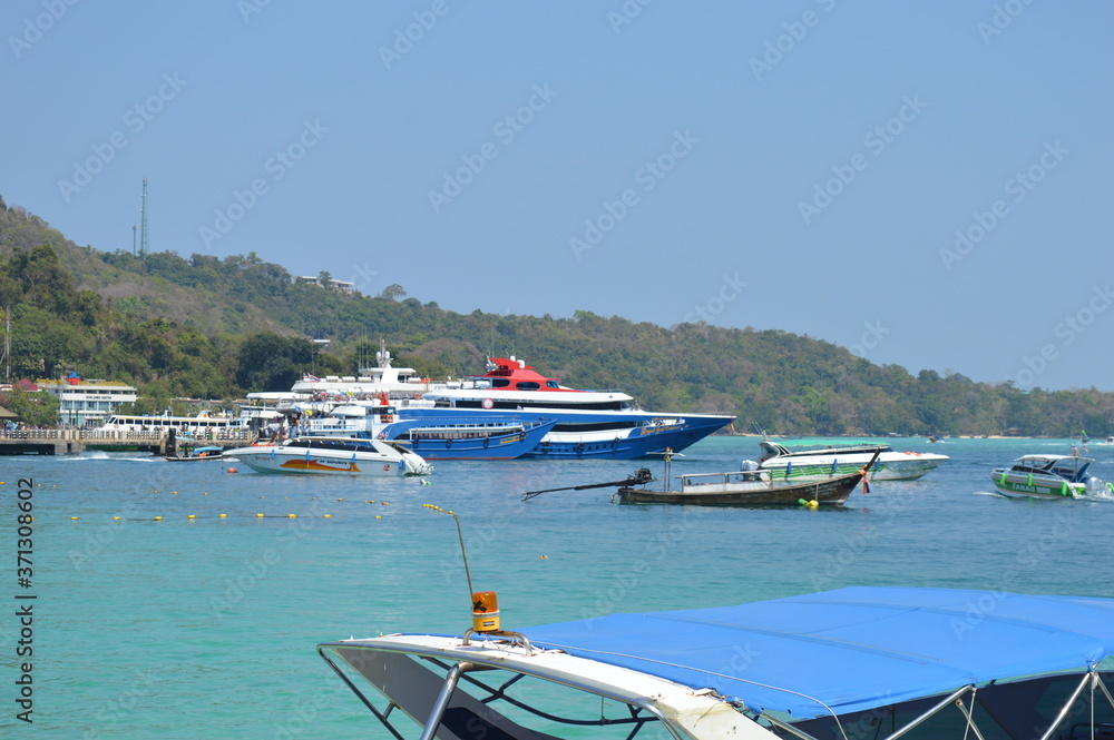 Fototapeta premium Water boats on phi phi island 