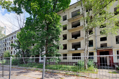 An old apartment building is ready for demolition. Empty Khrushchev house  renovation in Moscow  dismantling of old five story houses