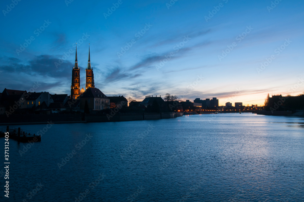 Poranny widok na panoramę Odry we Wrocławiu - miasto budzi się do życia - katedra w tle - obrazy, fototapety, plakaty 