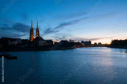 Poranny widok na panoramę Odry we Wrocławiu - miasto budzi się do życia - katedra w tle