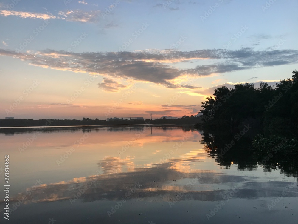 Obraz premium sunset over the lake