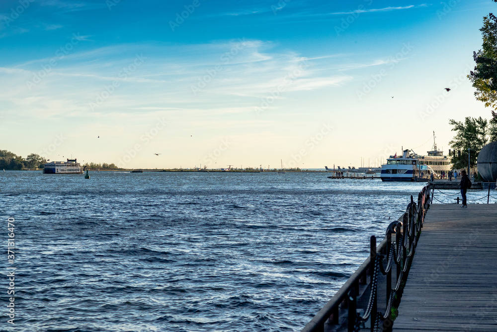 Obraz premium View on lake Ontario from a Toronto based boat trip
