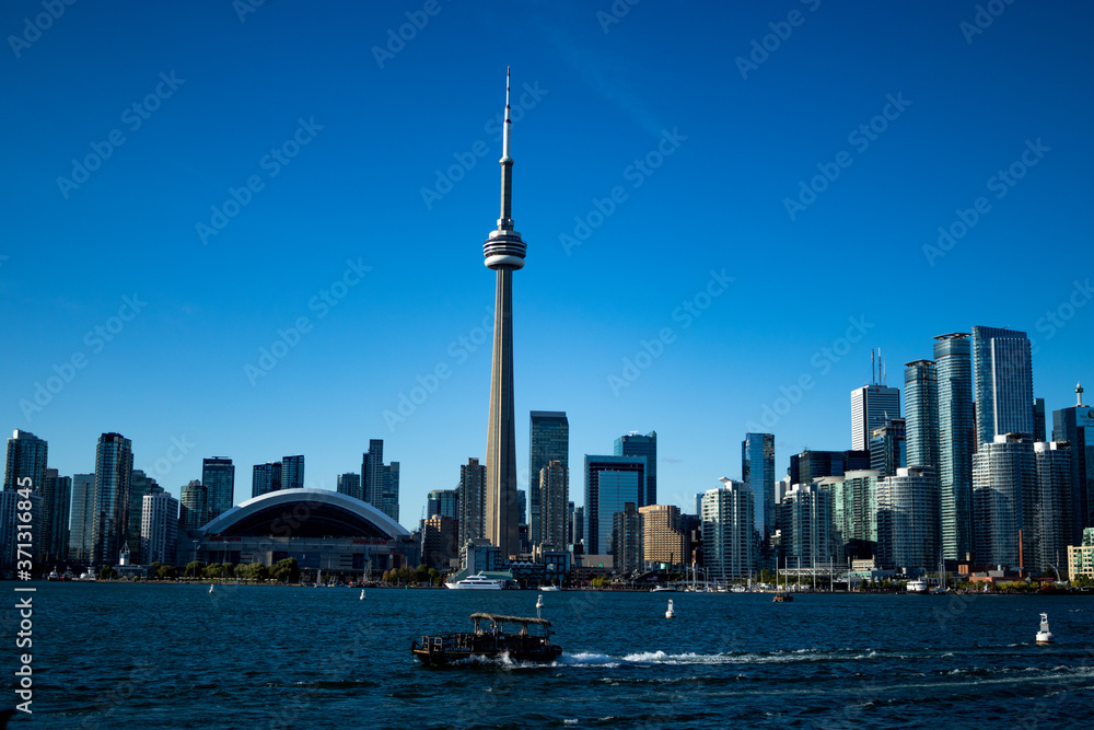 Fototapeta premium View of downtown Toronto including the CN Tower from lake Ontario