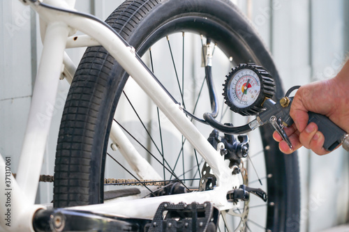 The pressure gauge of the compressor. Shows air pressure and is connected to the bike wheel