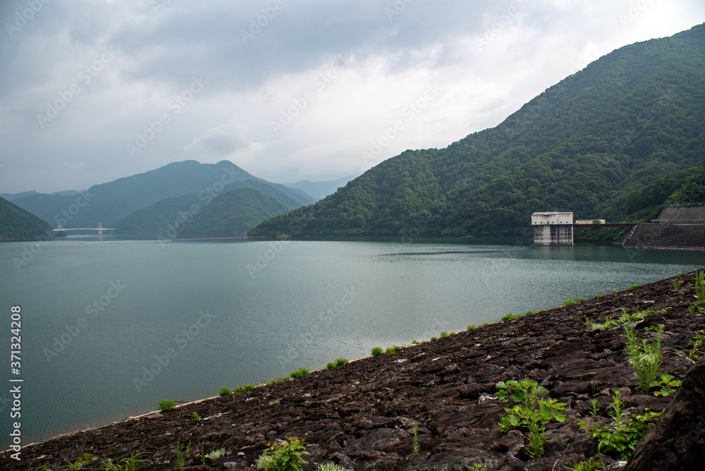 徳山湖（ダム付近）