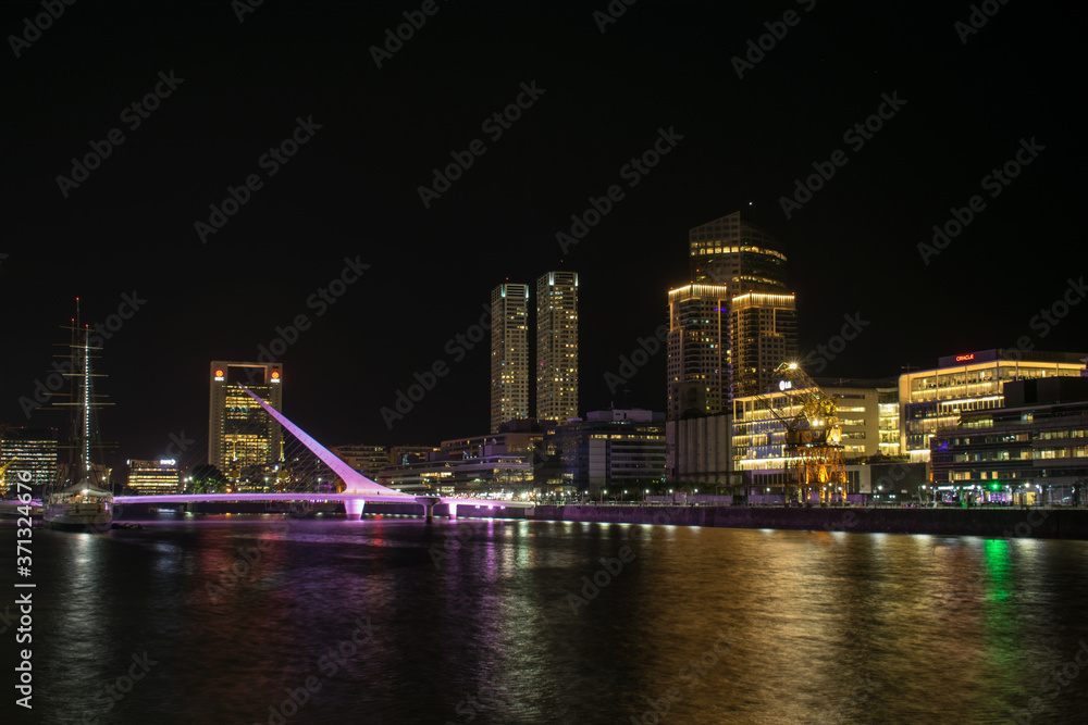 Naklejka premium puente de la mujer, puerto madero