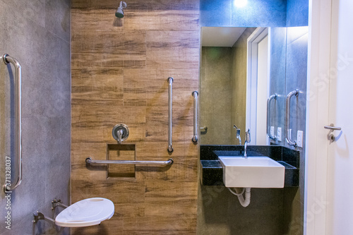 Banheiro adaptado para deficiente fisico com dificuldade de locomoção 