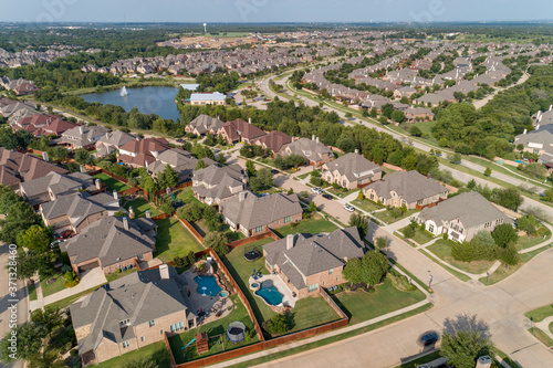 Aerial of Lantana neighborhood street 200ft