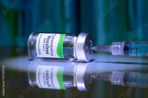 Vacina Coronavírus Sars-Cov-2 sobre a mesa do laboratório - Rótulo verde