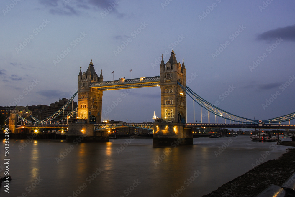 Obraz premium Iluminated Tower Bridge, London
