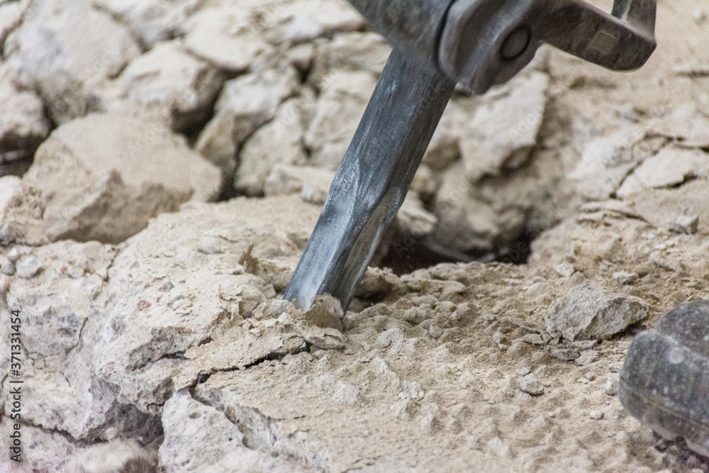 Trabalho árduo de demolição de estrutura de concreto com ferramenta. Trabalho árduo de demolição de estrutura de concreto com ferramenta.