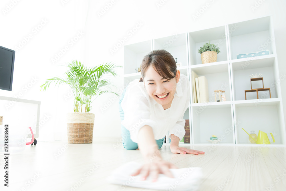 掃除をする女性 掃除をする女性