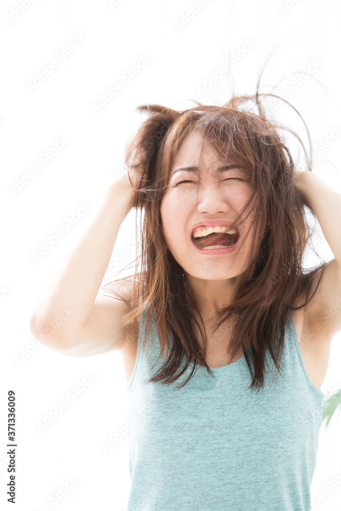 叫ぶ女性 叫ぶ女性