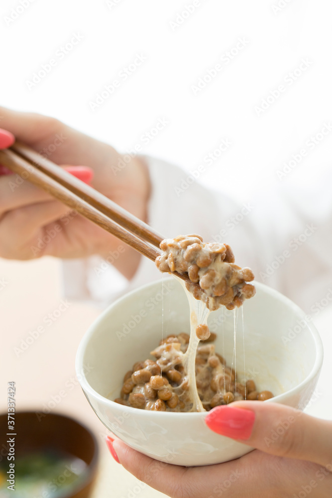 納豆を混ぜる女性 納豆を混ぜる女性