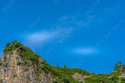 岩山と月 © Mamoru