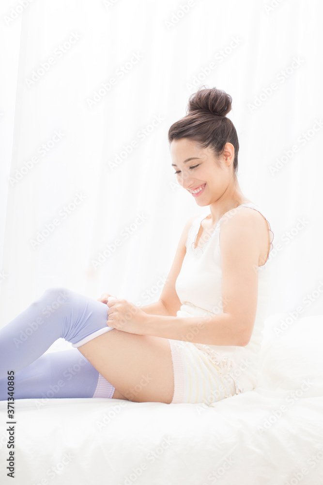 着圧タイツを穿く女性 着圧タイツを穿く女性