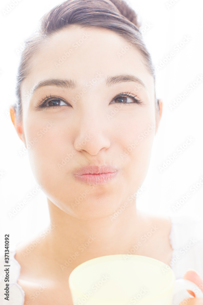 うがいをする女性 うがいをする女性