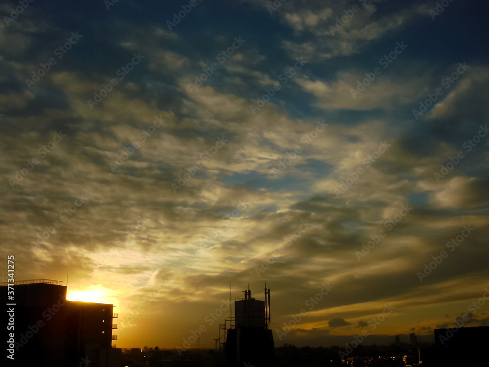 The dark urban sun to light up with golden light in the sky