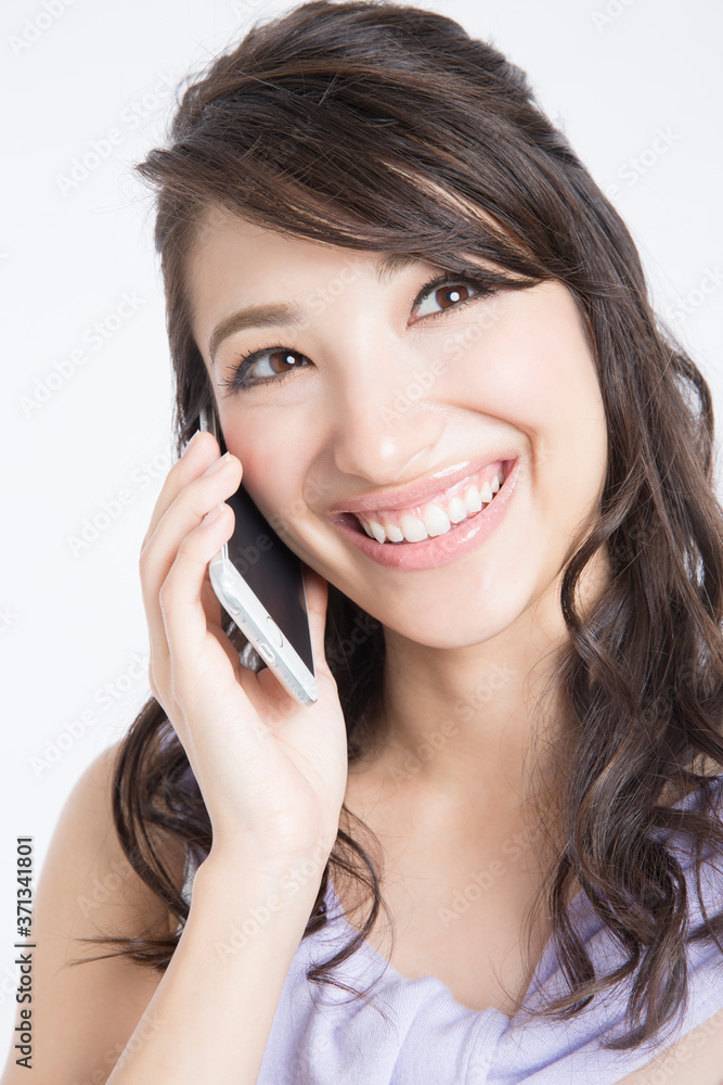 スマホで通話する女性 スマホで通話する女性