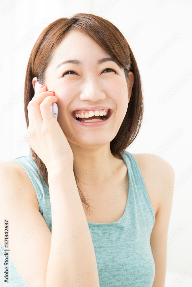 スマホで通話する女性 スマホで通話する女性