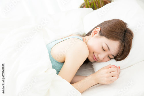 ベッドで眠る女性