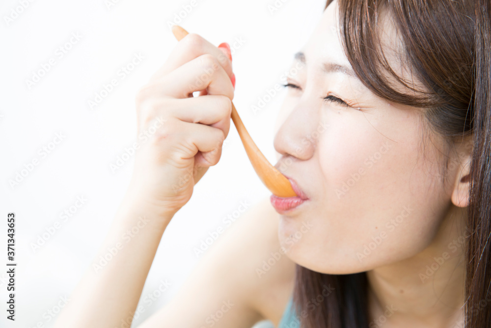 Obraz premium 食事する女性