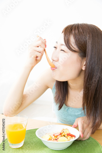 グラノーラを食べる女性