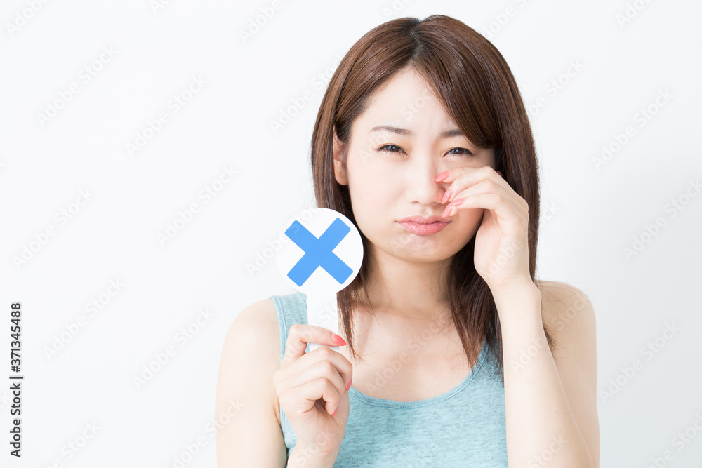 バツプレートを持つ女性