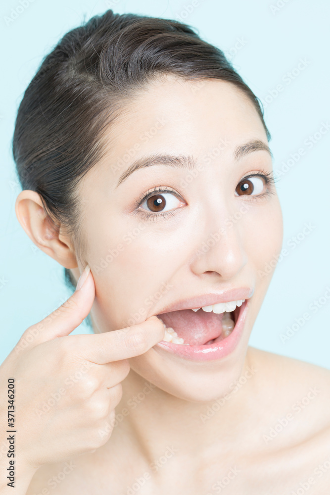 白い歯の女性