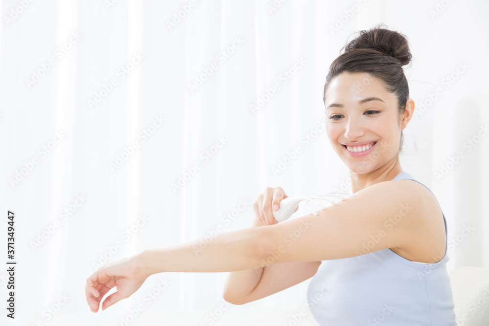 マッサージする女性 マッサージする女性
