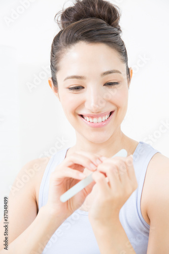 爪やすりをする女性