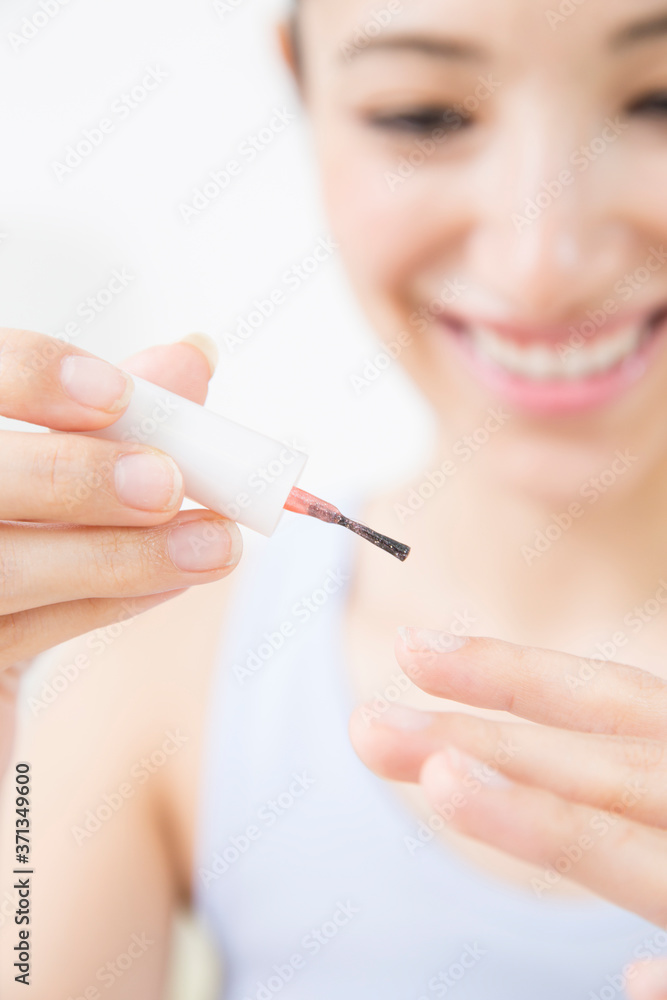 マニキュアを塗る女性 マニキュアを塗る女性