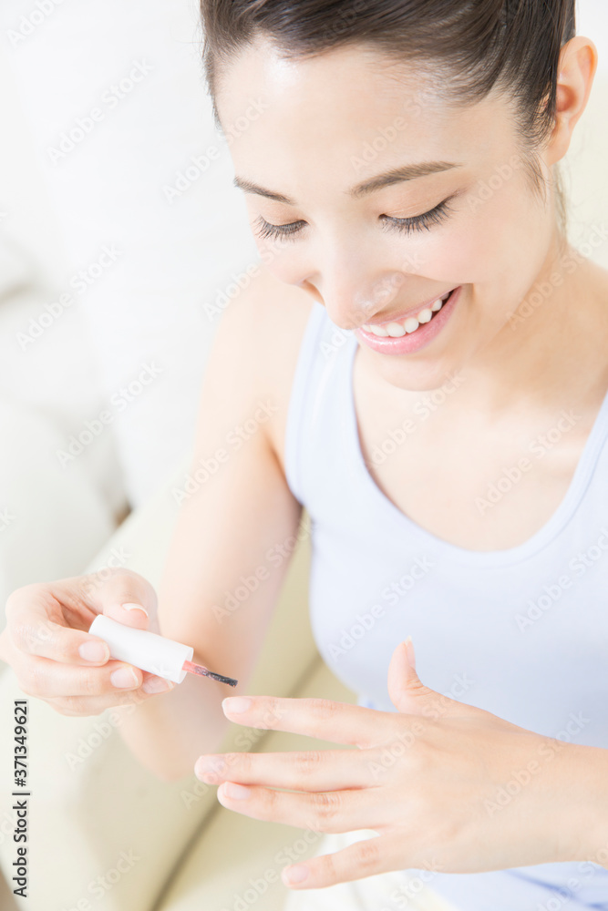 Naklejka premium マニキュアを塗る女性