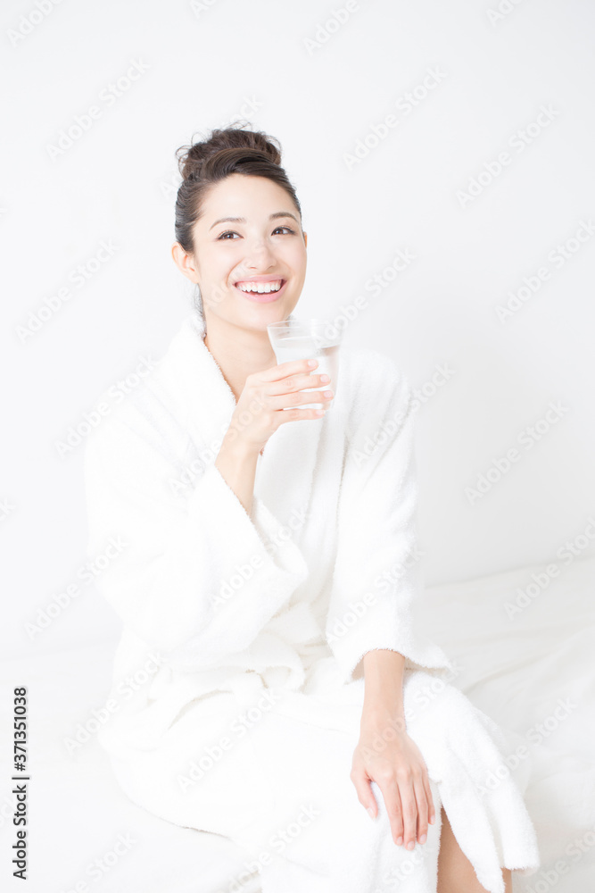 水分補給する女性 水分補給する女性