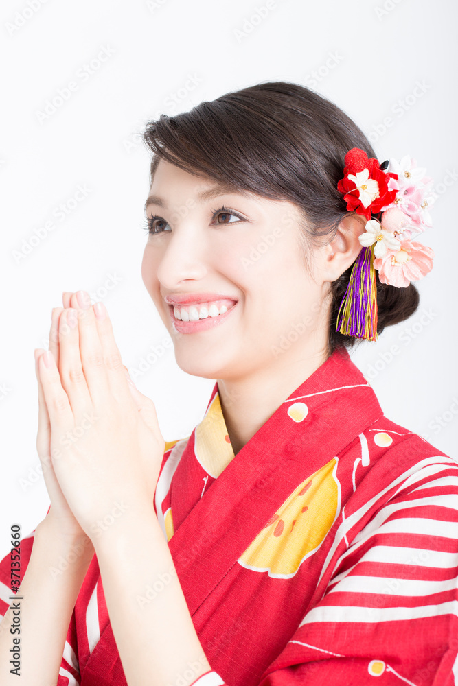 参拝する浴衣姿の女性 参拝する浴衣姿の女性