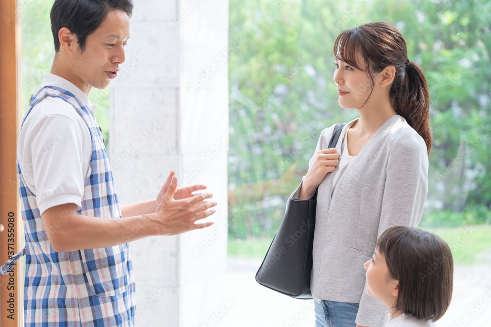 アジア人 保育士と親子 アジア人 保育士と親子