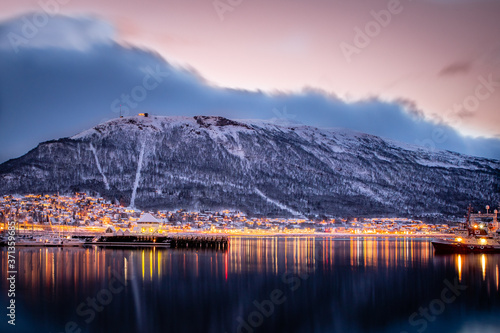 Foto night view of the tromso city