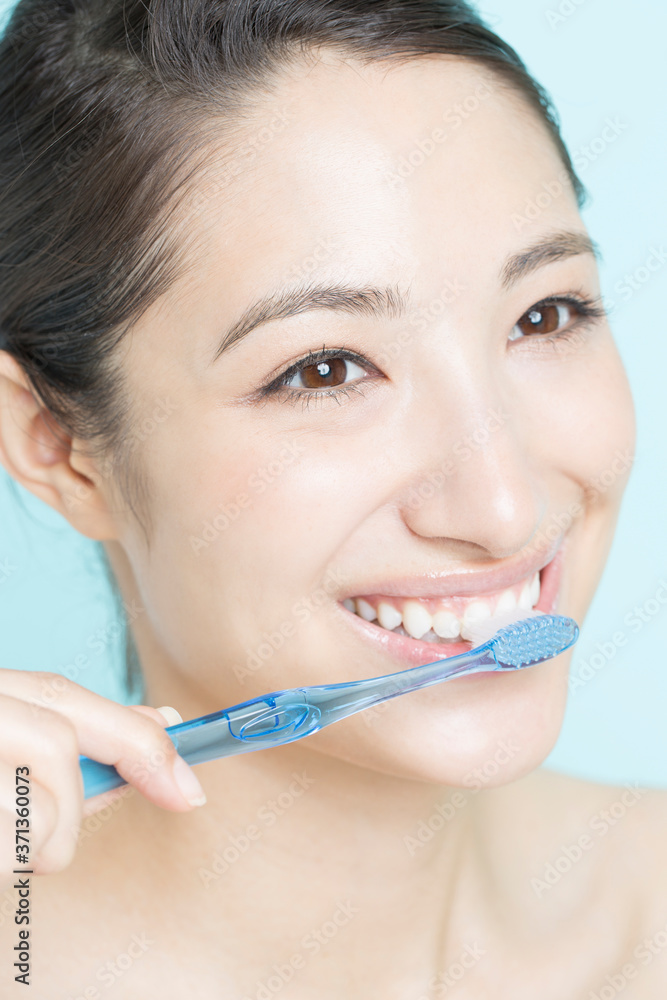 歯磨きをする女性 歯磨きをする女性