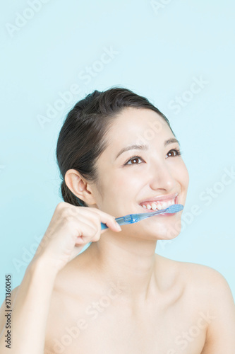 歯磨きをする女性