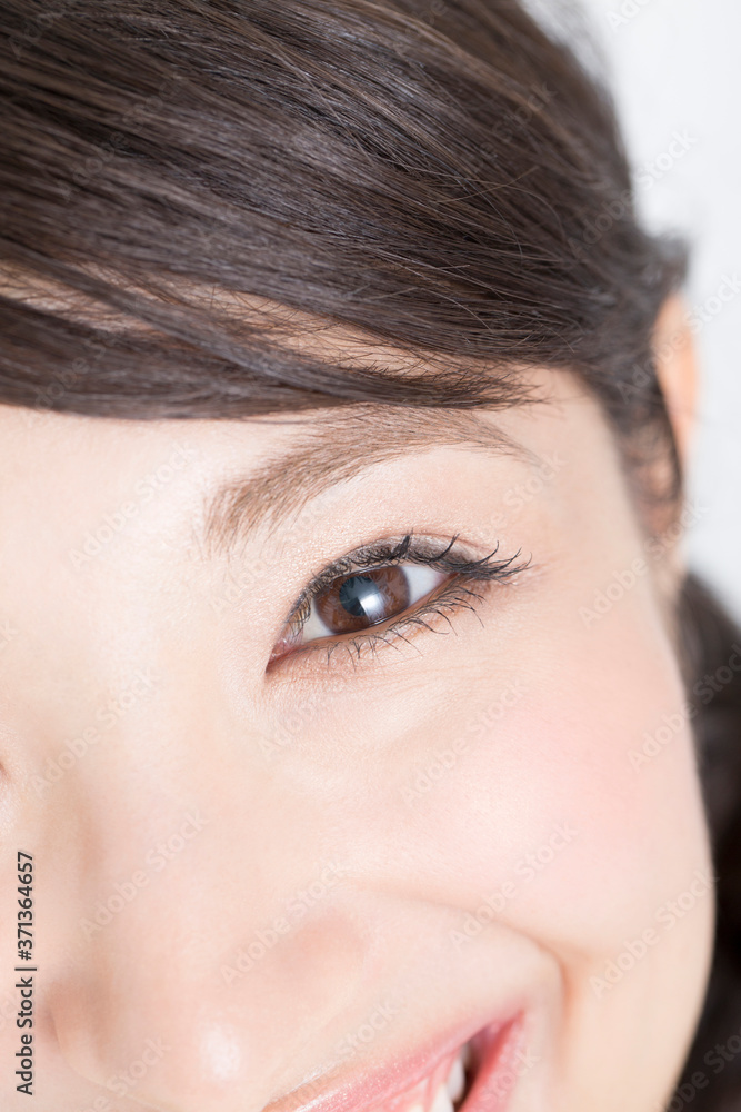女性の目元 女性の目元